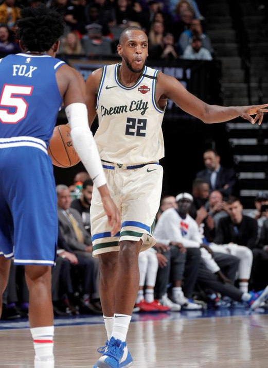 雄鹿127-106击败国王拿到2连胜 米德尔顿27+11福克斯准三双 雄鹿127-106击败国王拿到2连胜 米德尔顿27+11福克斯准三双