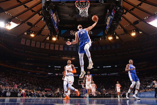 西蒙斯21分8助7板 莫里斯20分6板 76人90-87险胜尼克斯 西蒙斯21分8助7板 莫里斯20分6板 76人90-87险胜尼克斯