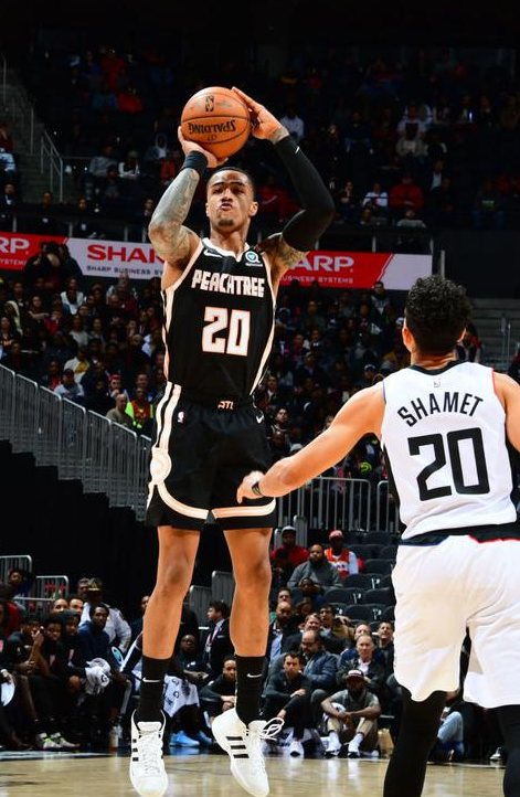 老鹰主场以102-95战胜洛快船结束2连败 科林斯33+16哈雷尔30+7 老鹰主场以102-95战胜洛快船结束2连败 科林斯33+16哈雷尔30+7