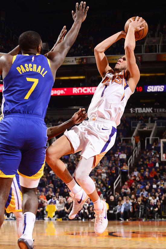 布克27分5板8助 维金斯27分5助 太阳112-106送勇士4连败 布克27分5板8助 维金斯27分5助 太阳112-106送勇士4连败