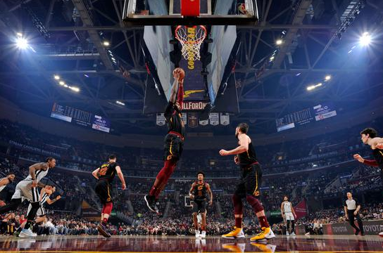 骑士7人上双以132-129险胜马刺 庄神28+17塞克斯顿26分 德罗赞25+8 骑士7人上双以132-129险胜马刺 庄神28+17塞克斯顿26分 德罗赞25+8