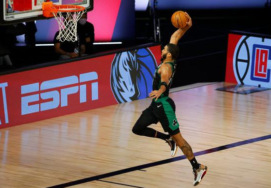 绿军102-99险胜猛龙总分2-0领先 塔图姆34+8+6 沃克17+6 绿军102-99险胜猛龙总分2-0领先 塔图姆34+8+6 沃克17+6