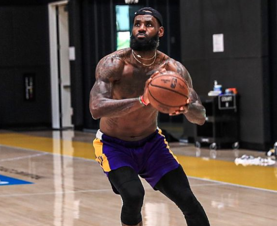 JR:詹皇每年花200万保养身体 他想打多久都行 JR:詹皇每年花200万保养身体 他想打多久都行