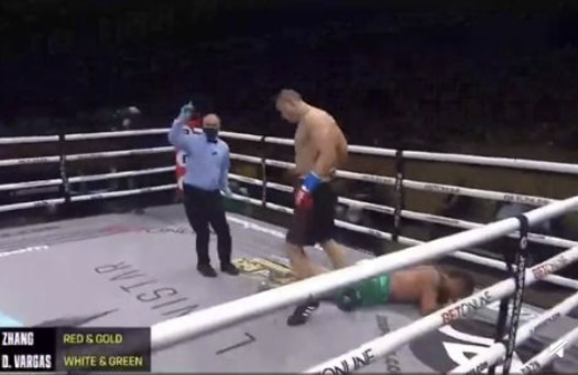 中国不败拳王闪电KO美国拳手 职业22战全胜17场KO 中国不败拳王闪电KO美国拳手 职业22战全胜17场KO