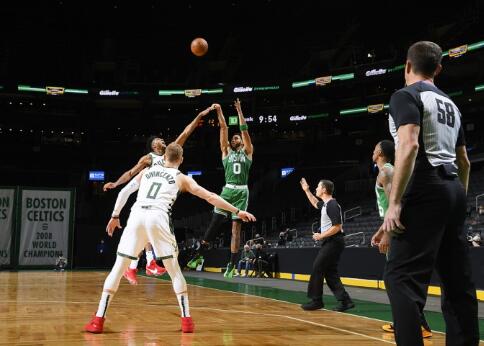 凯尔特人122-121绝杀雄鹿 布朗33分 字母哥35+13&绝平罚球不中 凯尔特人122-121绝杀雄鹿 布朗33分 字母哥35+13&绝平罚球不中