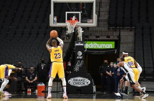 NBA-湖人121-107击败马刺 詹姆斯26+5+8 穆雷29+7+7