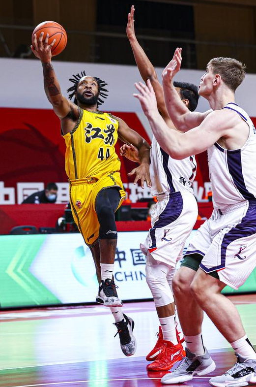CBA-广州90-89险胜江苏止7连败 摩尔32分 威尔斯37+12失绝杀 CBA-广州90-89险胜江苏止7连败 摩尔32分 威尔斯37+12失绝杀