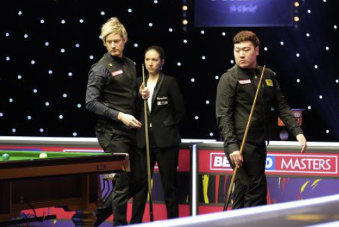 大师赛颜丙涛首秀连扳三局 6-5逆转爆冷胜罗伯逊 大师赛颜丙涛首秀连扳三局 6-5逆转爆冷胜罗伯逊