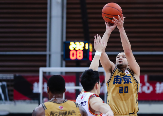 琼斯50分却致命失误 西热10记三分 同曦125-122逆转吉林 琼斯50分却致命失误 西热10记三分 同曦125-122逆转吉林