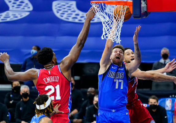 大帝23+9东契奇7失误 76人111-97轻取独行侠领跑东部 大帝23+9东契奇7失误 76人111-97轻取独行侠领跑东部