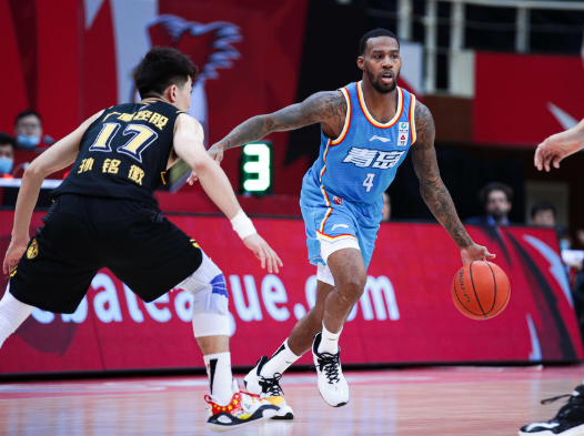 张骋宇24分亚当斯准三双 青岛5人上双113-90大胜广厦 张骋宇24分亚当斯准三双 青岛5人上双113-90大胜广厦