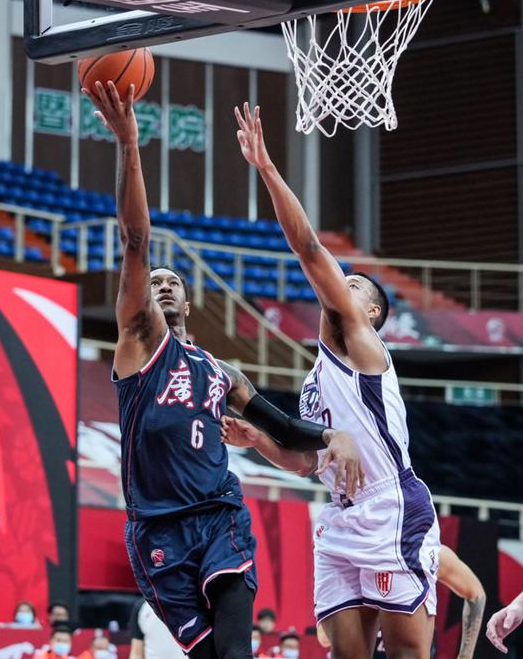 广东105-98险胜广州豪取13连胜 马尚7记三分狂砍42分 广东105-98险胜广州豪取13连胜 马尚7记三分狂砍42分