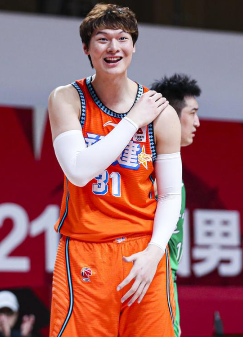 王哲林六犯离场 广州124-118力克福建 陈盈骏30+9高登34+14 王哲林六犯离场 广州124-118力克福建 陈盈骏30+9高登34+14