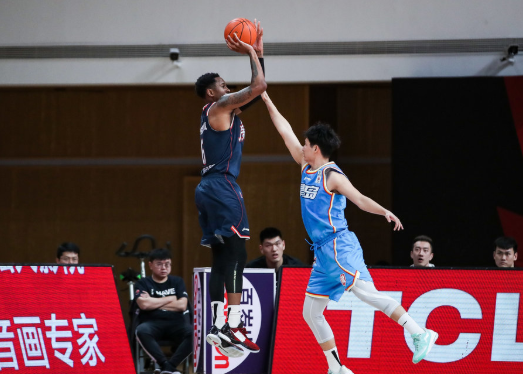 马尚37+18广东120-104力克青岛 胡明轩21分亚当斯30+6 马尚37+18广东120-104力克青岛 胡明轩21分亚当斯30+6