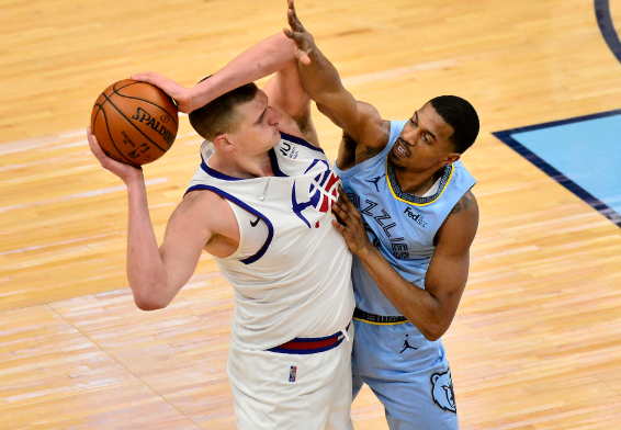 约基奇28+15+7莫兰特16+4+9 掘金103-102擒灰熊迎五连胜 约基奇28+15+7莫兰特16+4+9 掘金103-102擒灰熊迎五连胜