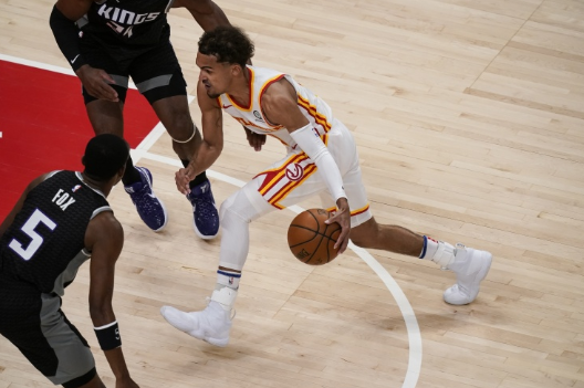 特雷-杨28分饼皇24+14 老鹰121-106逆转国王迎4连胜 特雷-杨28分饼皇24+14 老鹰121-106逆转国王迎4连胜