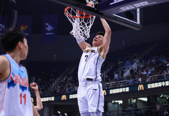 星锐赛-南区106-103险胜北区 张镇麟24+7+4破例获MVP 星锐赛-南区106-103险胜北区 张镇麟24+7+4破例获MVP