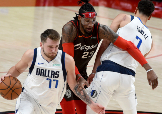 东契奇37+7利拉德19分 独行侠6人上双132-92大胜开拓者 东契奇37+7利拉德19分 独行侠6人上双132-92大胜开拓者