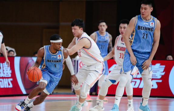 拒被三杀!哈达迪伤退北京6-86胜四川 吉布森砍36+8 拒被三杀!哈达迪伤退北京6-86胜四川 吉布森砍36+8