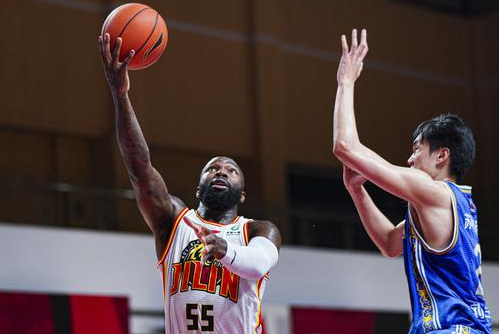 吉林111-94送江苏8连败 琼斯44+10+13威尔斯空砍32+10 吉林111-94送江苏8连败 琼斯44+10+13威尔斯空砍32+10