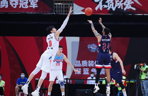 周琦半场打卡广州105-94力克新疆 摩尔34+11哈斯18+12 周琦半场打卡广州105-94力克新疆 摩尔34+11哈斯18+12