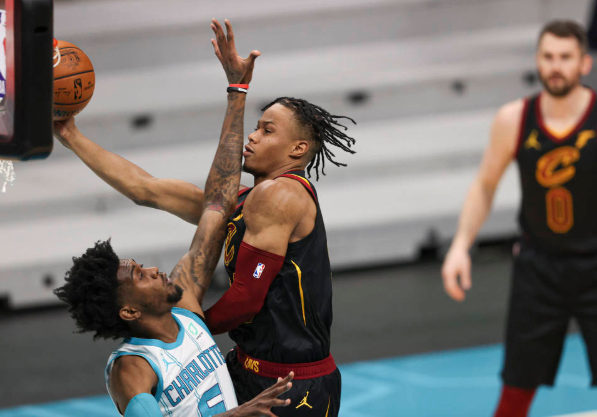 乐福砍17分领4人上双 骑士103-90击败黄蜂终结两连败 乐福砍17分领4人上双 骑士103-90击败黄蜂终结两连败