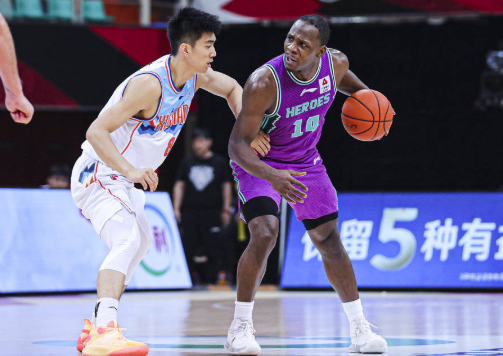 哈神28+14周琦两双一度伤退 山东105-101胜新疆晋级将战广东 哈神28+14周琦两双一度伤退 山东105-101胜新疆晋级将战广东