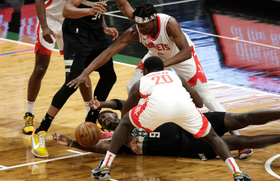 字母哥17+11奥利尼克准三双 雄鹿7人上双以141-133战胜火箭 字母哥17+11奥利尼克准三双 雄鹿7人上双以141-133战胜火箭