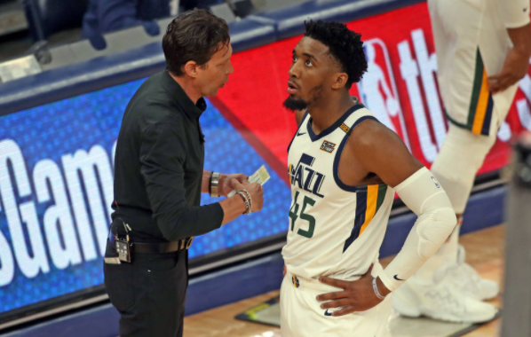 爵士客场121-111胜灰熊总比分2-1 米切尔29分 莫兰特28+7 爵士客场121-111胜灰熊总比分2-1 米切尔29分 莫兰特28+7