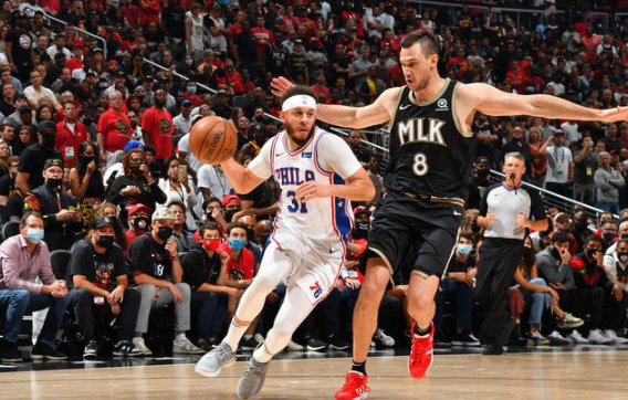 恩比德22+13特雷-杨34+12 76人104-99擒老鹰总比分3-3 恩比德22+13特雷-杨34+12 76人104-99擒老鹰总比分3-3