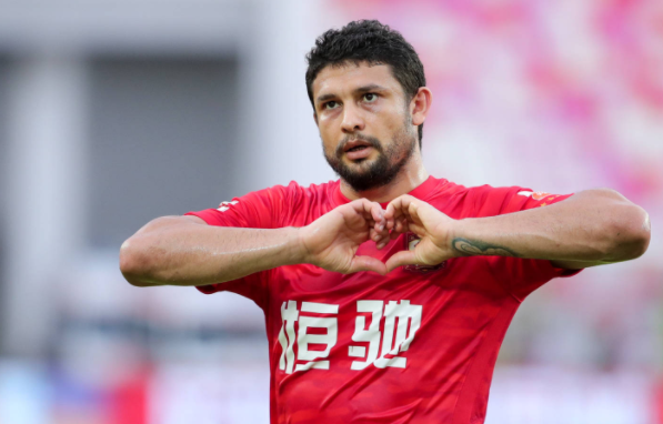 中超-广州队5-0送青岛9连败 艾克森戴帽阿兰建功 中超-广州队5-0送青岛9连败 艾克森戴帽阿兰建功