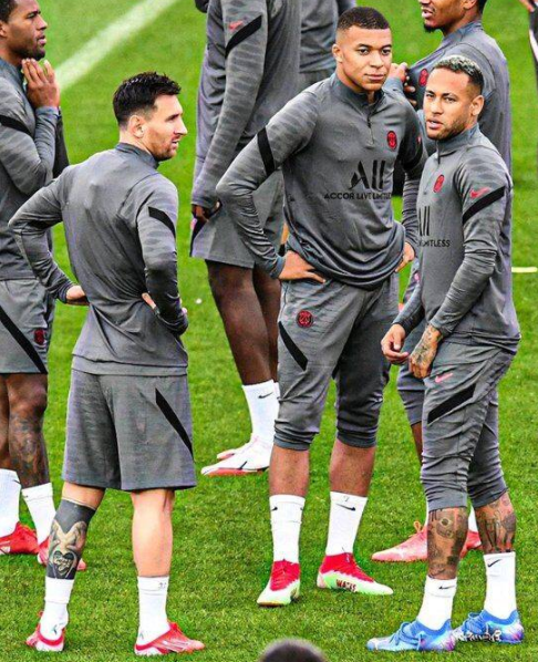 欧冠-巴黎前瞻:梅西内马尔联袂复出 MNM三叉戟首次合体 欧冠-巴黎前瞻:梅西内马尔联袂复出 MNM三叉戟首次合体