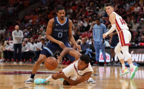 灰熊105-90擒热火取5连胜 巴特勒复出又伤退亚当斯17+16 灰熊105-90擒热火取5连胜 巴特勒复出又伤退亚当斯17+16