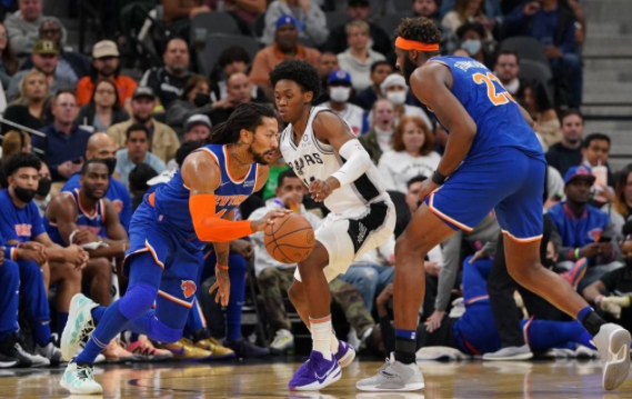 尼克斯121-109轻取马刺终结三连败 巴雷特砍32+5带6人上双 尼克斯121-109轻取马刺终结三连败 巴雷特砍32+5带6人上双