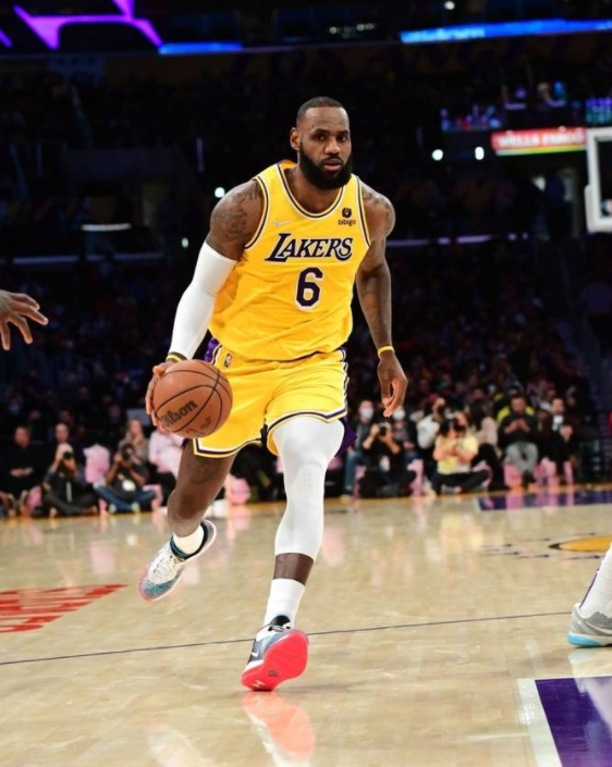 8日NBA纪录:詹皇神迹比肩乔丹 巴雷特生涯三分之夜 8日NBA纪录:詹皇神迹比肩乔丹 巴雷特生涯三分之夜