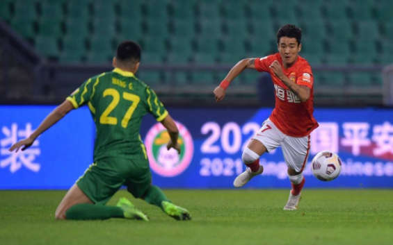 中超-北京国安1-0广州队 张玉宁制胜球韦世豪失良机 中超-北京国安1-0广州队 张玉宁制胜球韦世豪失良机