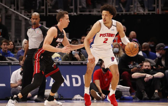 活塞100-90灭热火结束14连败 斯特鲁斯24分斯图尔特7+11 活塞100-90灭热火结束14连败 斯特鲁斯24分斯图尔特7+11