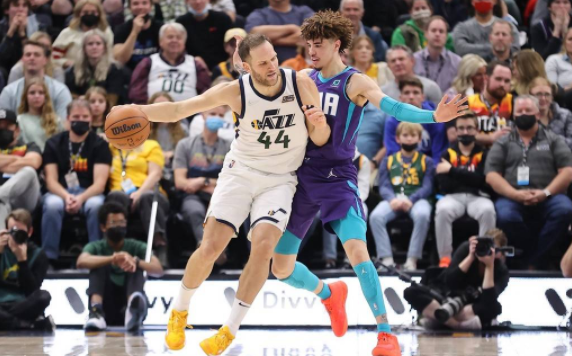 爵士主场112-102擒黄蜂 米切尔21分三球两双 戈贝尔23+21 爵士主场112-102擒黄蜂 米切尔21分三球两双 戈贝尔23+21