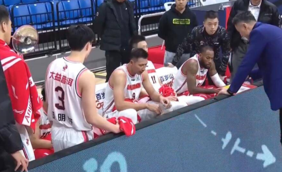 易建联8+13孙铭徽遭驱逐 赵岩昊30分广厦98-86力擒广东 易建联8+13孙铭徽遭驱逐 赵岩昊30分广厦98-86力擒广东