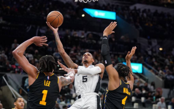 勇士124-120逆转马刺迎7连胜 水花休战穆雷27+9+9 普尔31分 勇士124-120逆转马刺迎7连胜 水花休战穆雷27+9+9 普尔31分