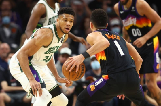 保罗17+19字母哥18分 布克17分太阳131-107擒雄鹿迎4连胜 保罗17+19字母哥18分 布克17分太阳131-107擒雄鹿迎4连胜