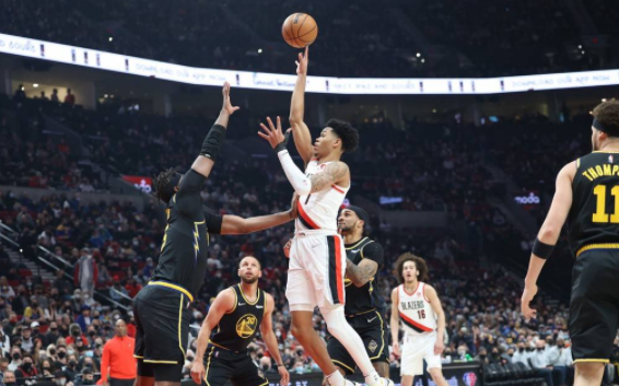 库里18分14助攻克莱18分 勇士8人上双132-95轻取开拓者 库里18分14助攻克莱18分 勇士8人上双132-95轻取开拓者