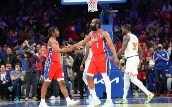 76人123-108逆转尼克斯 恩比德27分哈登准三双 巴雷特30分 76人123-108逆转尼克斯 恩比德27分哈登准三双 巴雷特30分