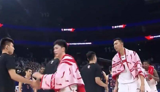 威姆斯砍26分易建联8+8 广东98-89胜广州赢德比大战 威姆斯砍26分易建联8+8 广东98-89胜广州赢德比大战