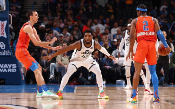 爵士116-103轻取雷霆避免两连败 博格丹砍35分米切尔24+10 爵士116-103轻取雷霆避免两连败 博格丹砍35分米切尔24+10