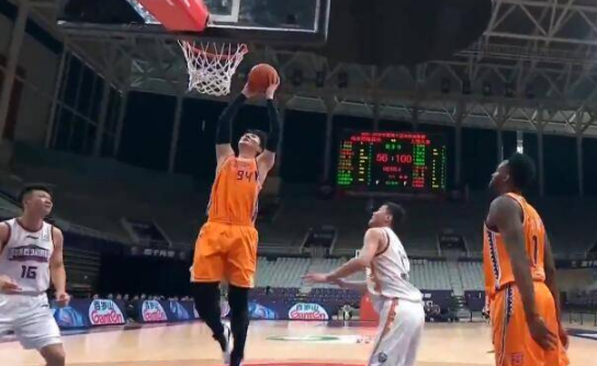 王哲林27+11李添荣24分 上海131-91狂胜同曦重返榜首 王哲林27+11李添荣24分 上海131-91狂胜同曦重返榜首