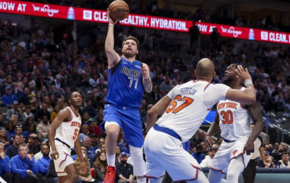 兰德尔26+8东契奇31分 尼克斯6人上双107-77轻取独行侠 兰德尔26+8东契奇31分 尼克斯6人上双107-77轻取独行侠