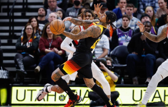 米切尔16+6博扬27分 开拓者85-123负爵士遭6连败 米切尔16+6博扬27分 开拓者85-123负爵士遭6连败