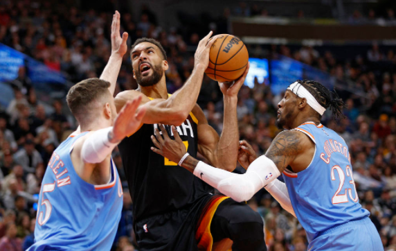 爵士121-92大胜快船迎2连胜 戈贝尔19+16米切尔缺阵 爵士121-92大胜快船迎2连胜 戈贝尔19+16米切尔缺阵