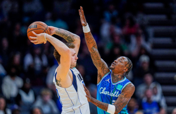 黄蜂20记三分129-108擒独行侠迎4连胜 三球17+7东契奇37分 黄蜂20记三分129-108擒独行侠迎4连胜 三球17+7东契奇37分